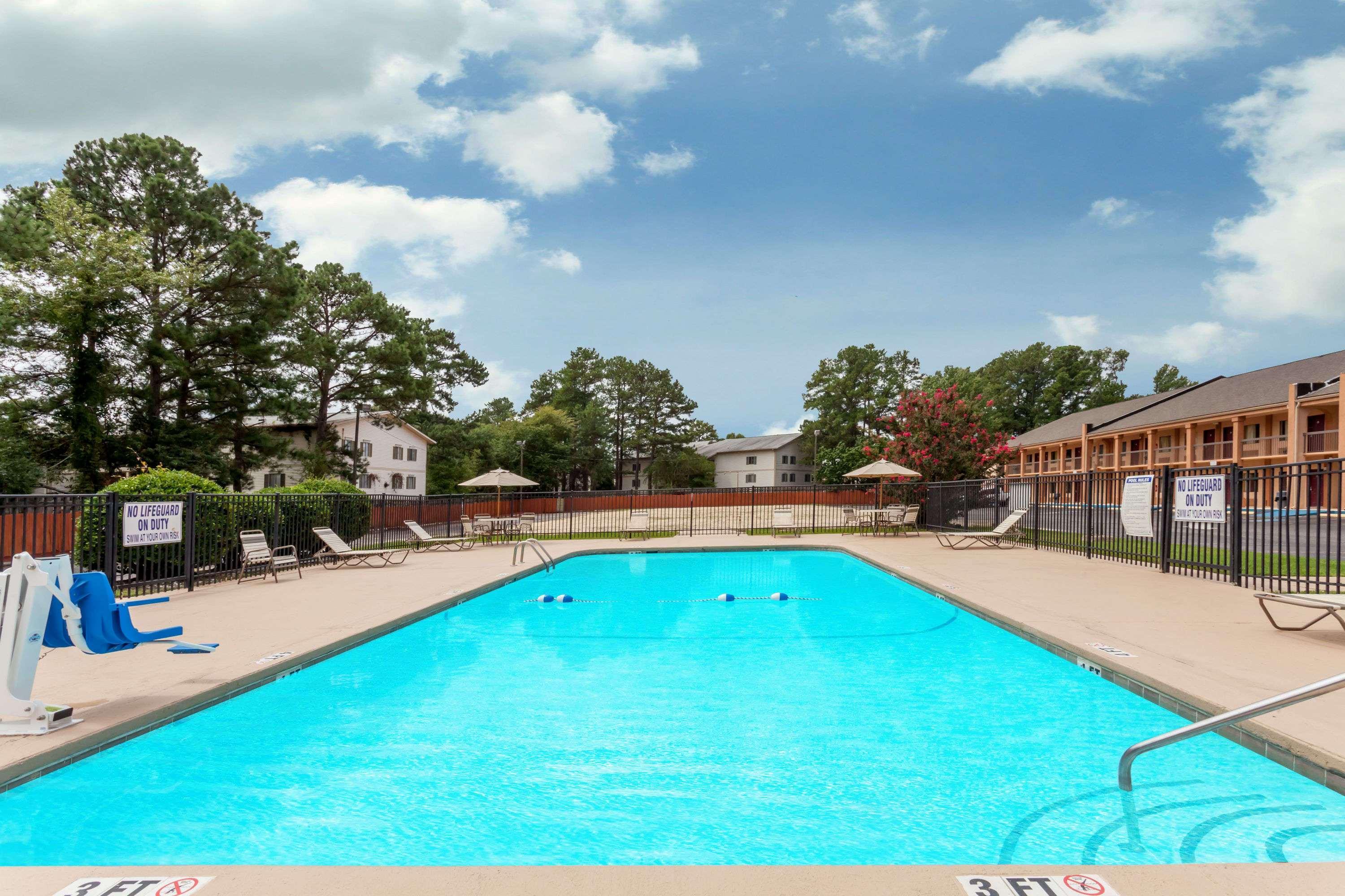 Days Inn By Wyndham Columbia Bagian luar foto