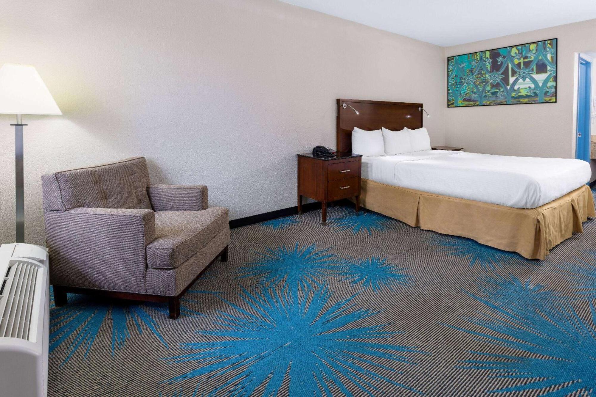 Days Inn By Wyndham Columbia Bagian luar foto
