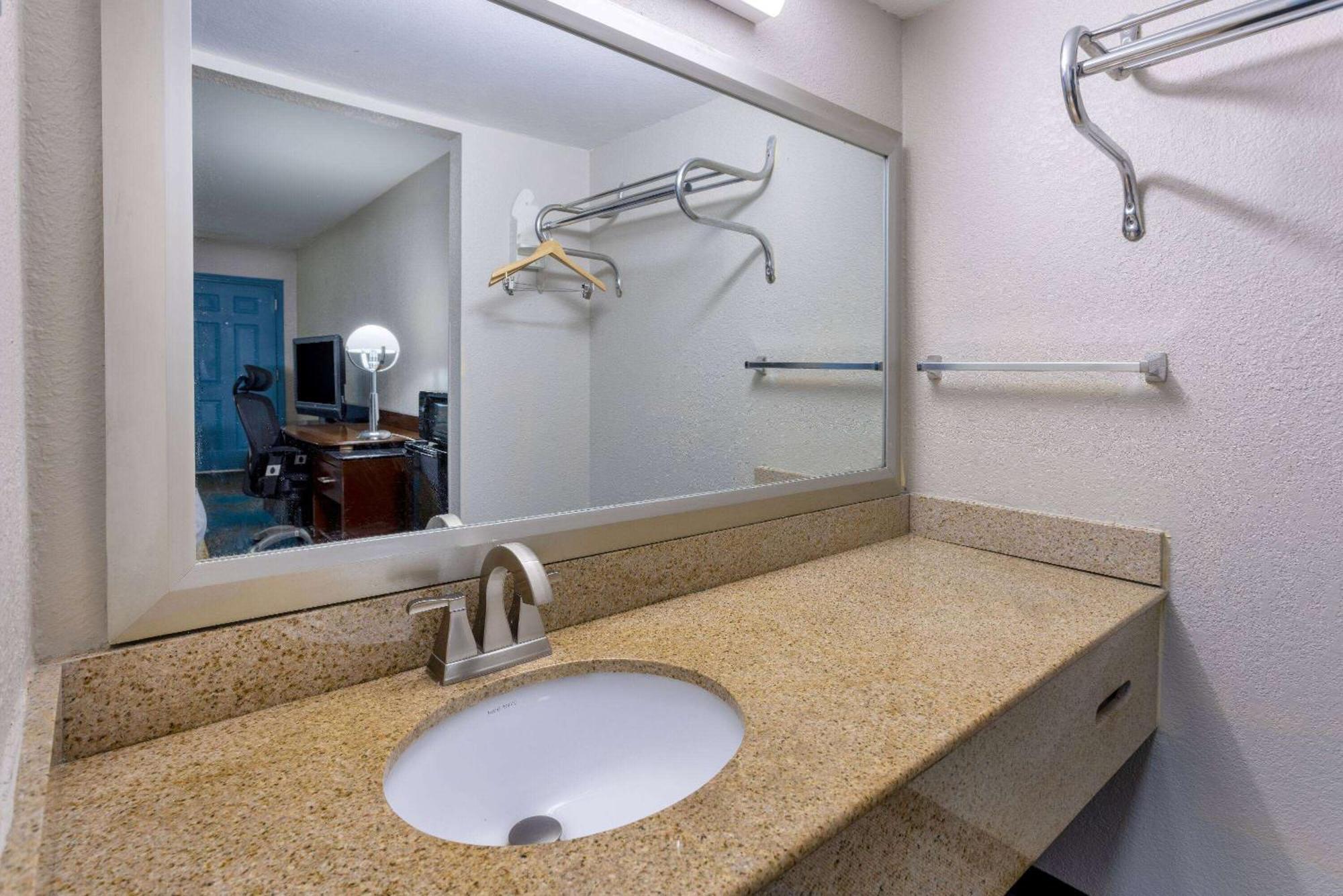 Days Inn By Wyndham Columbia Bagian luar foto