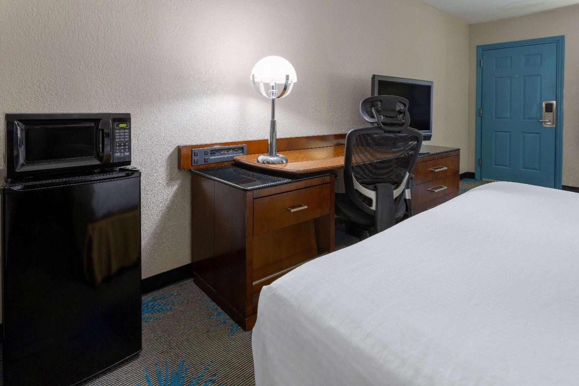 Days Inn By Wyndham Columbia Bagian luar foto
