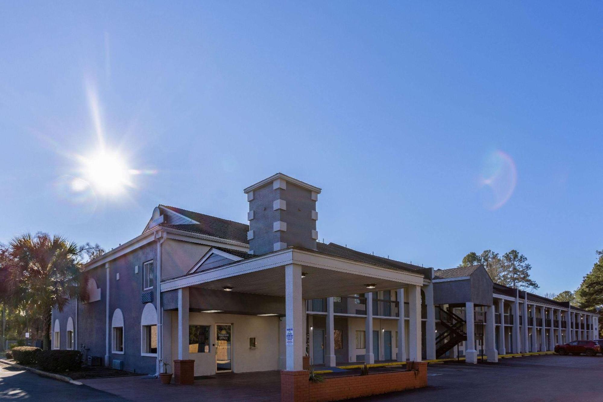 Days Inn By Wyndham Columbia Bagian luar foto